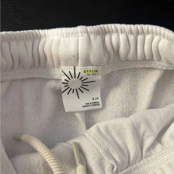 Aerie Women's White Fleece-lined Shorts - Picture 2 of 2